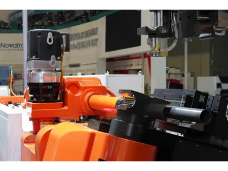 다축 CNC 튜브 벤딩 머신